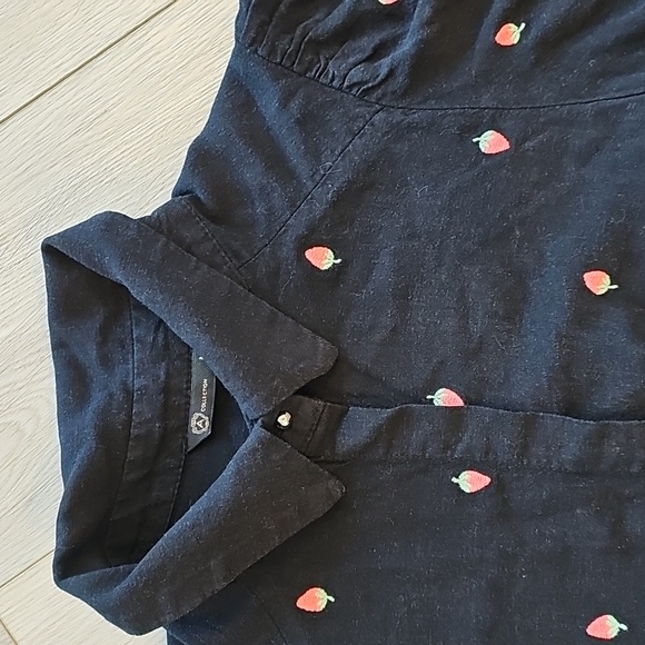 Linen Strawberry Collared‎ Button Down Balloon Sleeve Blouse, Medium - Picture 3 of 16